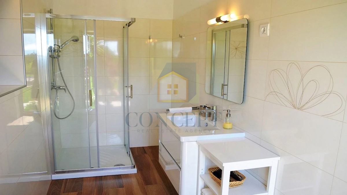 Poreč, širša okolica, Kamena vila s bazenom na mirni lokaciji in pogledom na morje, 19 km od morja