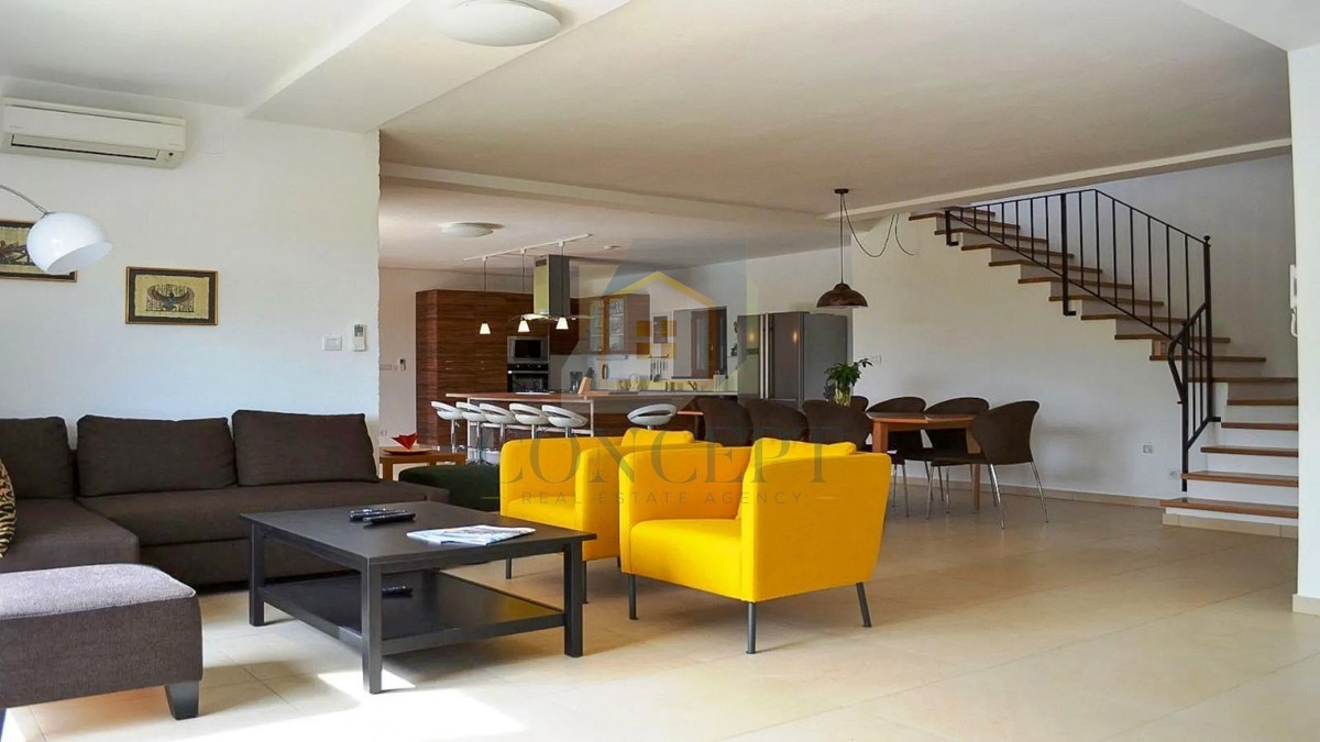 Poreč, širša okolica, Kamena vila s bazenom na mirni lokaciji in pogledom na morje, 19 km od morja