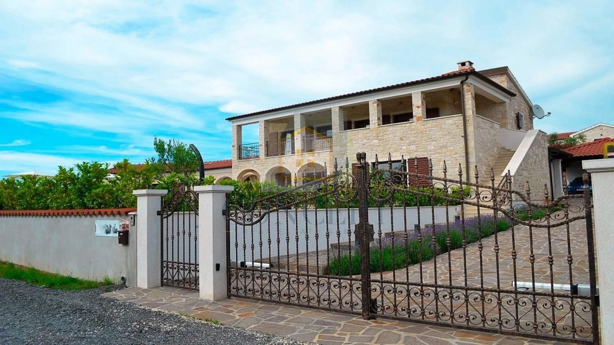 Poreč, širša okolica, Kamena vila s bazenom na mirni lokaciji in pogledom na morje, 19 km od morja