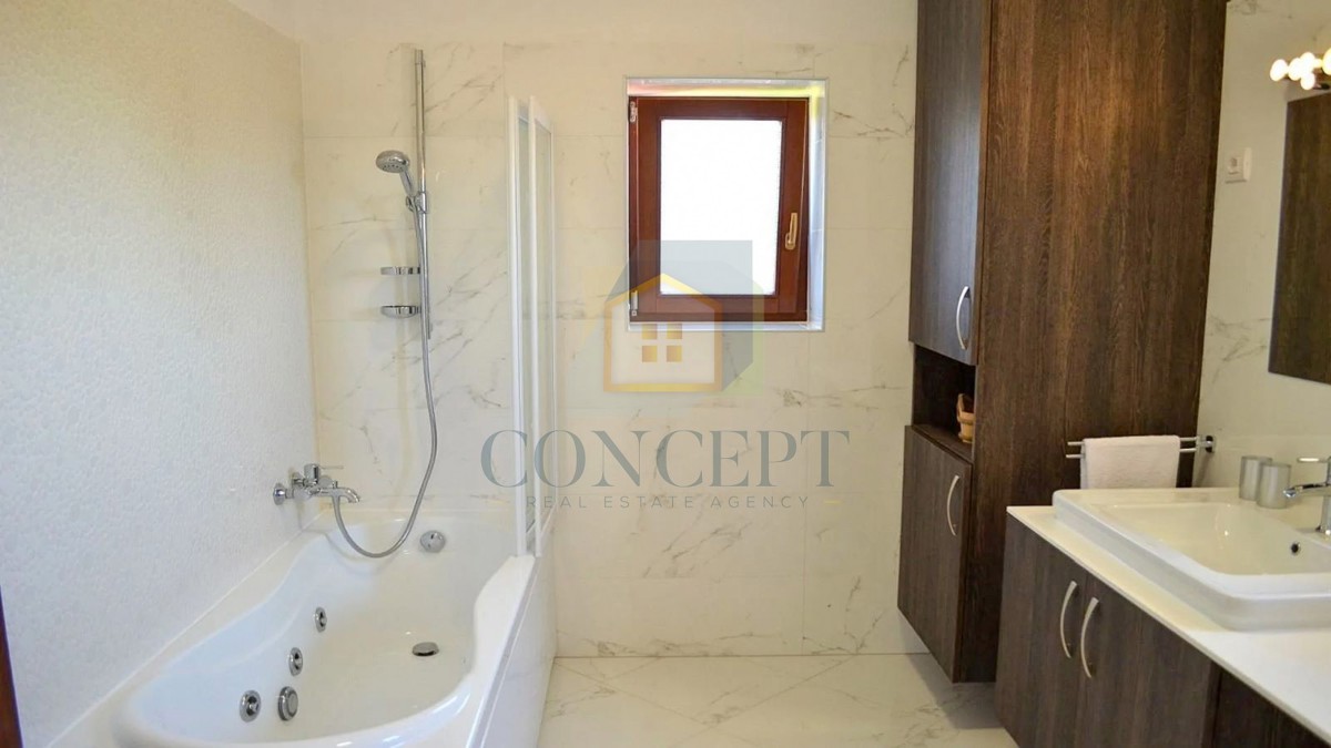 Poreč, širša okolica, Kamena vila s bazenom na mirni lokaciji in pogledom na morje, 19 km od morja