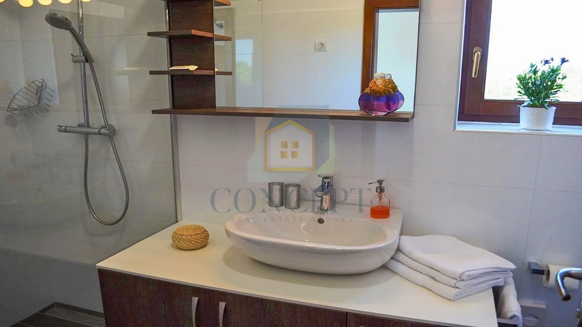 Poreč, širša okolica, Kamena vila s bazenom na mirni lokaciji in pogledom na morje, 19 km od morja