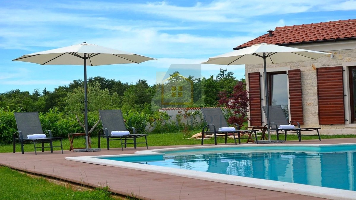 Poreč, širša okolica, Kamena vila s bazenom na mirni lokaciji in pogledom na morje, 19 km od morja