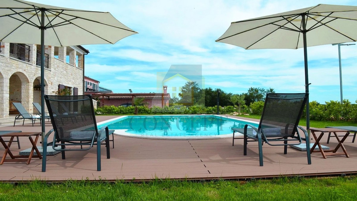 Poreč, širša okolica, Kamena vila s bazenom na mirni lokaciji in pogledom na morje, 19 km od morja