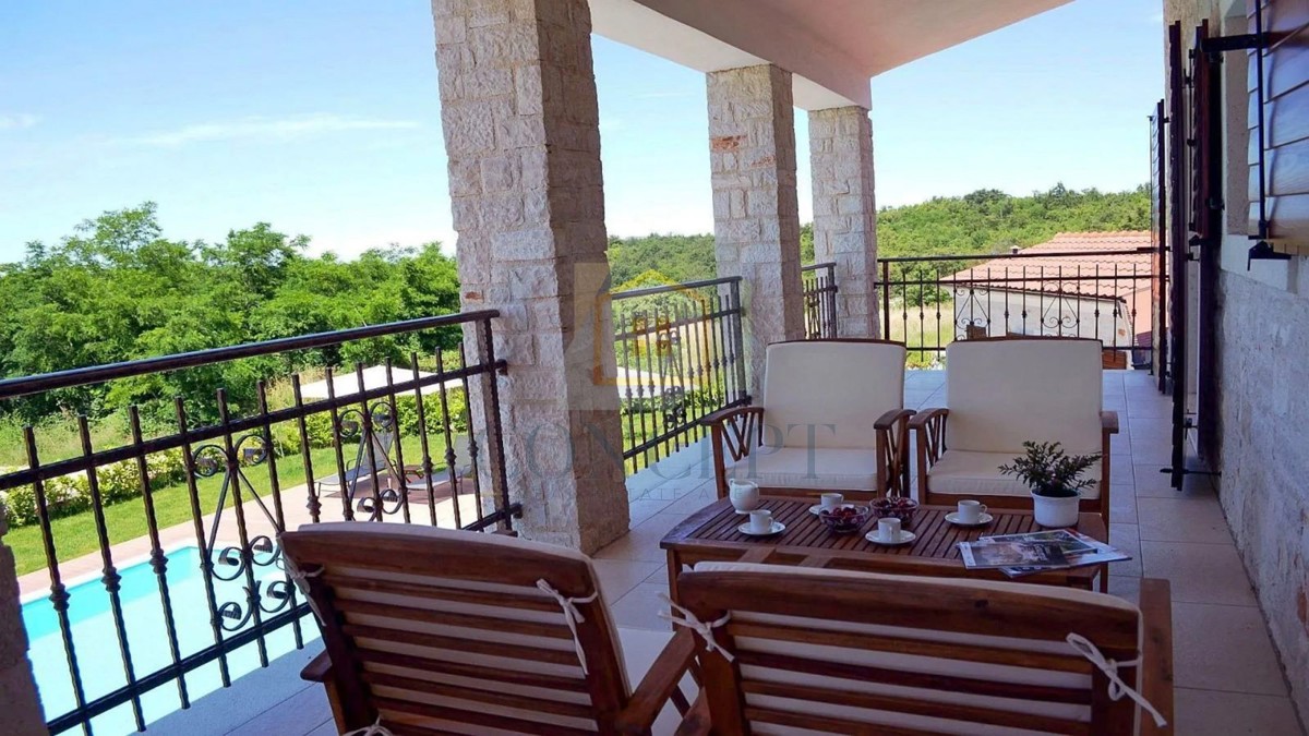 Poreč, širša okolica, Kamena vila s bazenom na mirni lokaciji in pogledom na morje, 19 km od morja