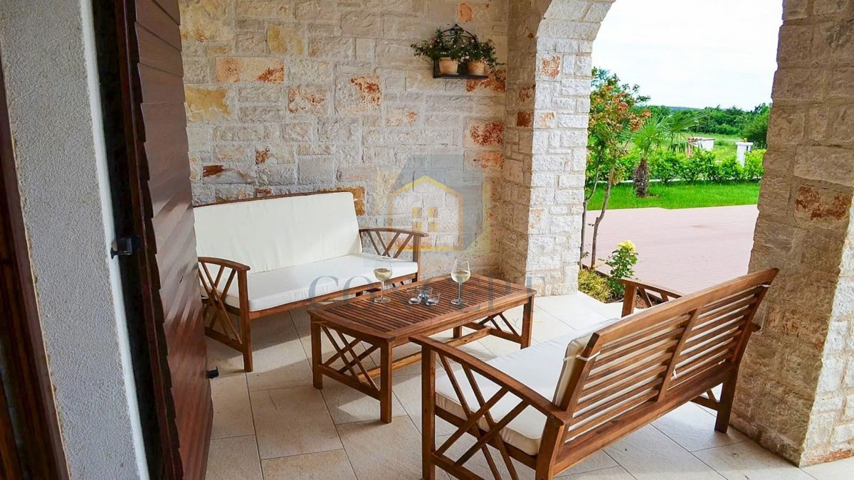 Poreč, širša okolica, Kamena vila s bazenom na mirni lokaciji in pogledom na morje, 19 km od morja