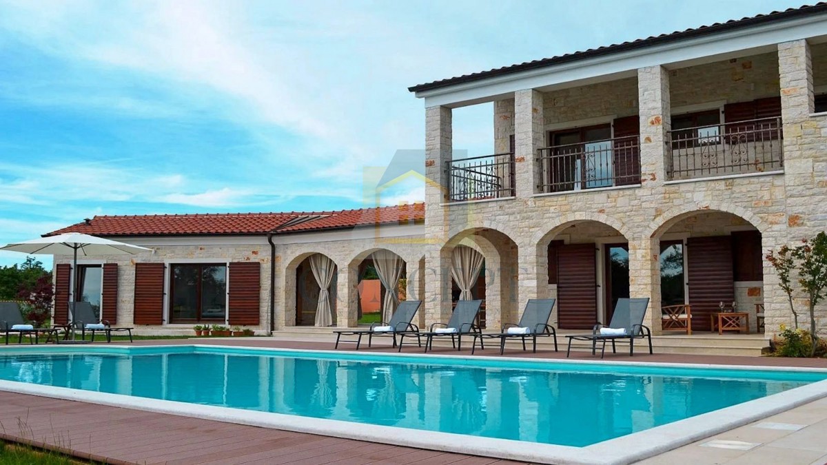 Poreč, širša okolica, Kamena vila s bazenom na mirni lokaciji in pogledom na morje, 19 km od morja