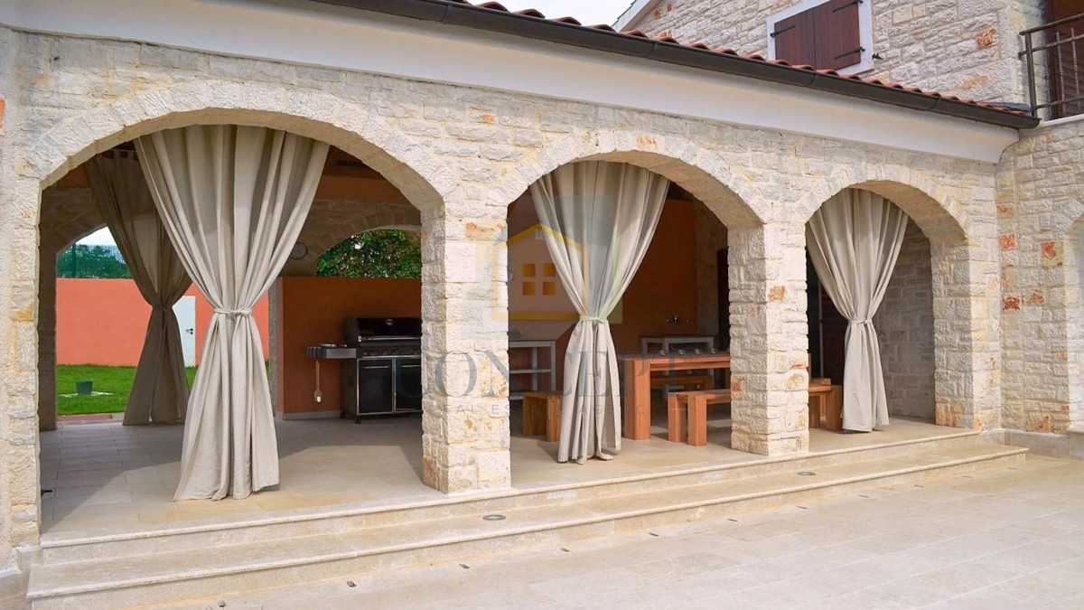 Poreč, širša okolica, Kamena vila s bazenom na mirni lokaciji in pogledom na morje, 19 km od morja