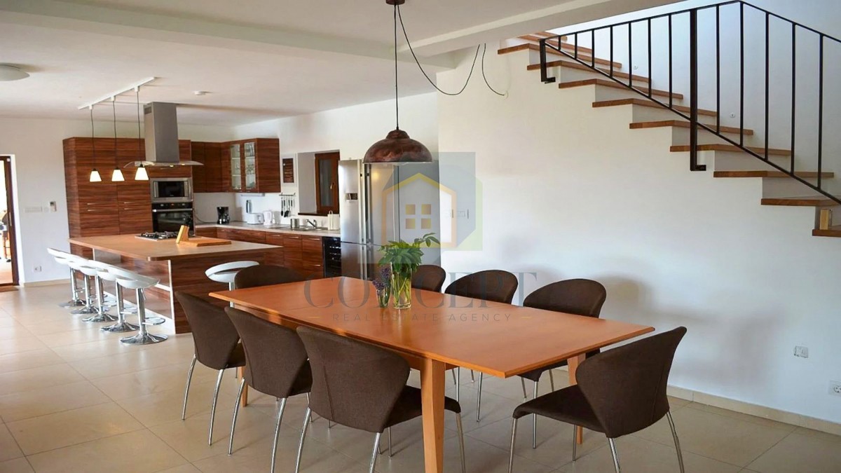 Poreč, širša okolica, Kamena vila s bazenom na mirni lokaciji in pogledom na morje, 19 km od morja