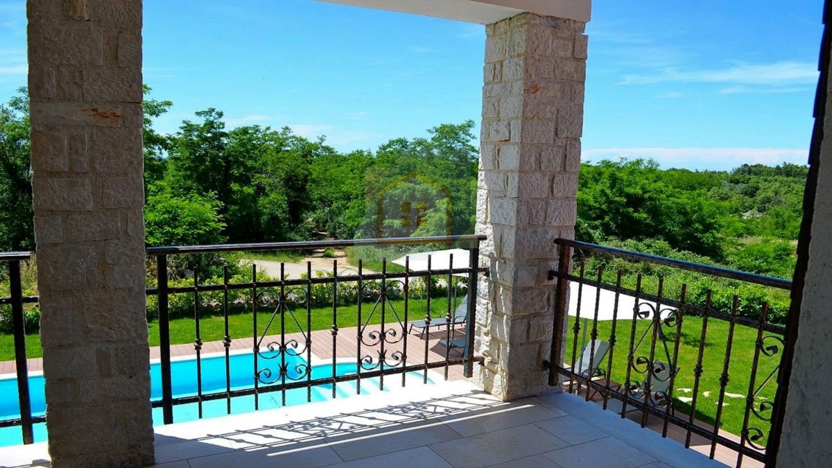 Poreč, širša okolica, Kamena vila s bazenom na mirni lokaciji in pogledom na morje, 19 km od morja