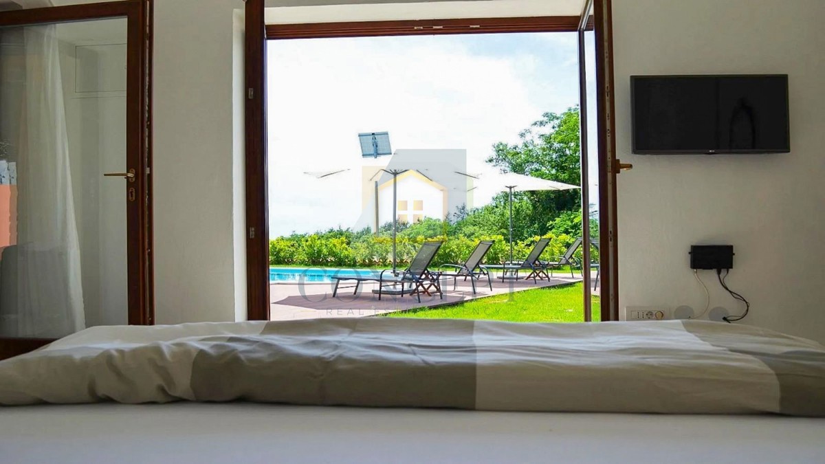 Poreč, širša okolica, Kamena vila s bazenom na mirni lokaciji in pogledom na morje, 19 km od morja