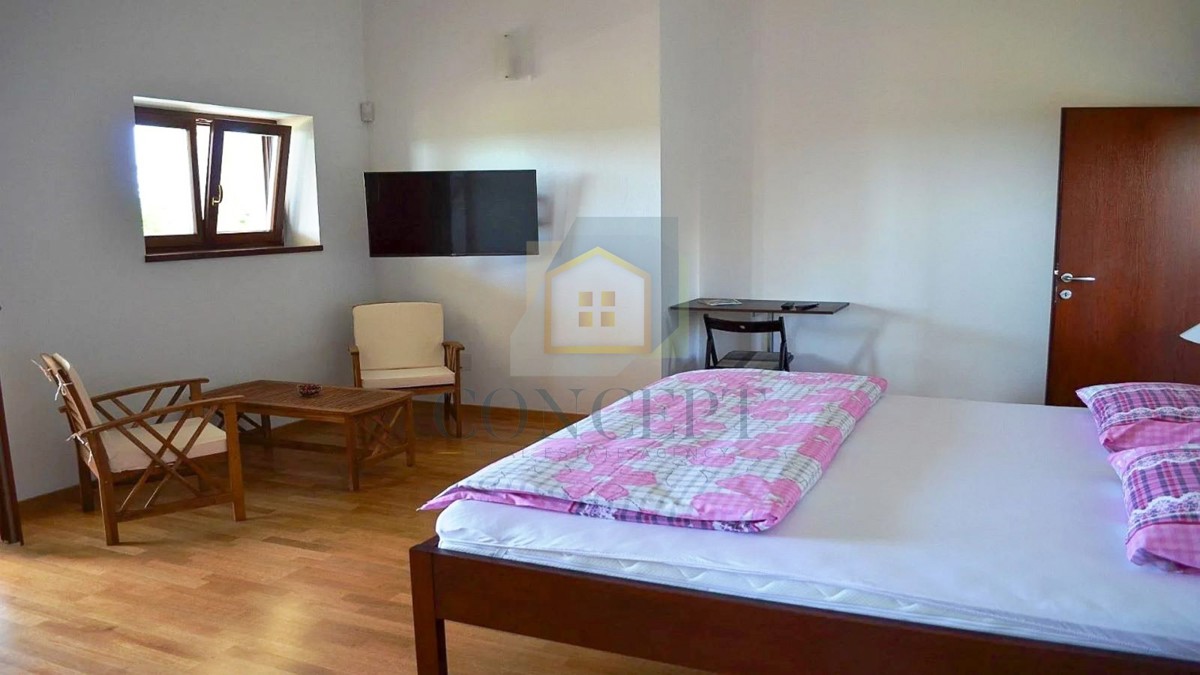 Poreč, širša okolica, Kamena vila s bazenom na mirni lokaciji in pogledom na morje, 19 km od morja