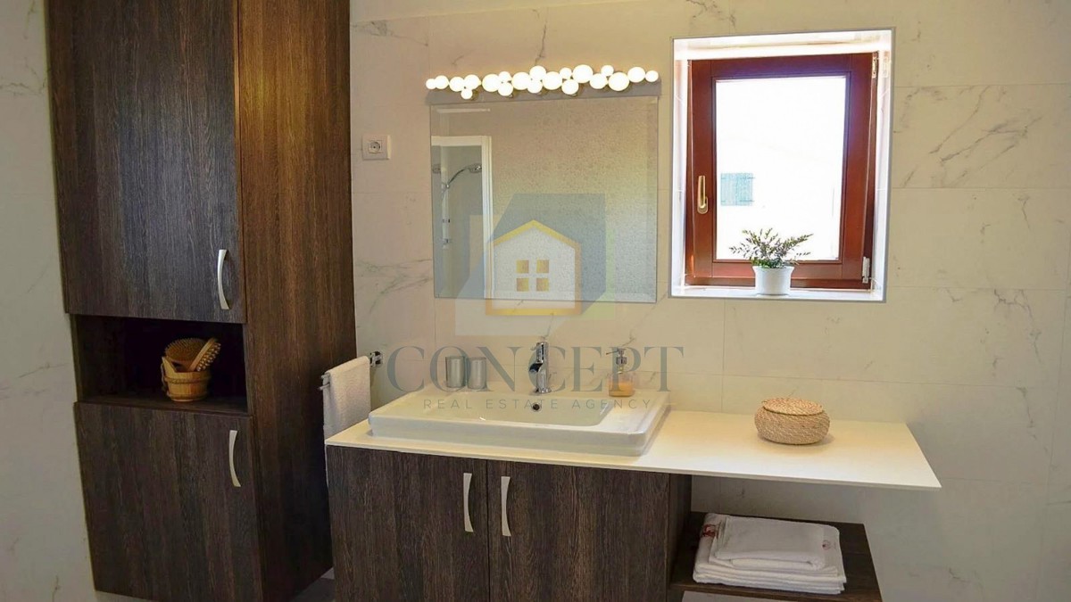 Poreč, širša okolica, Kamena vila s bazenom na mirni lokaciji in pogledom na morje, 19 km od morja