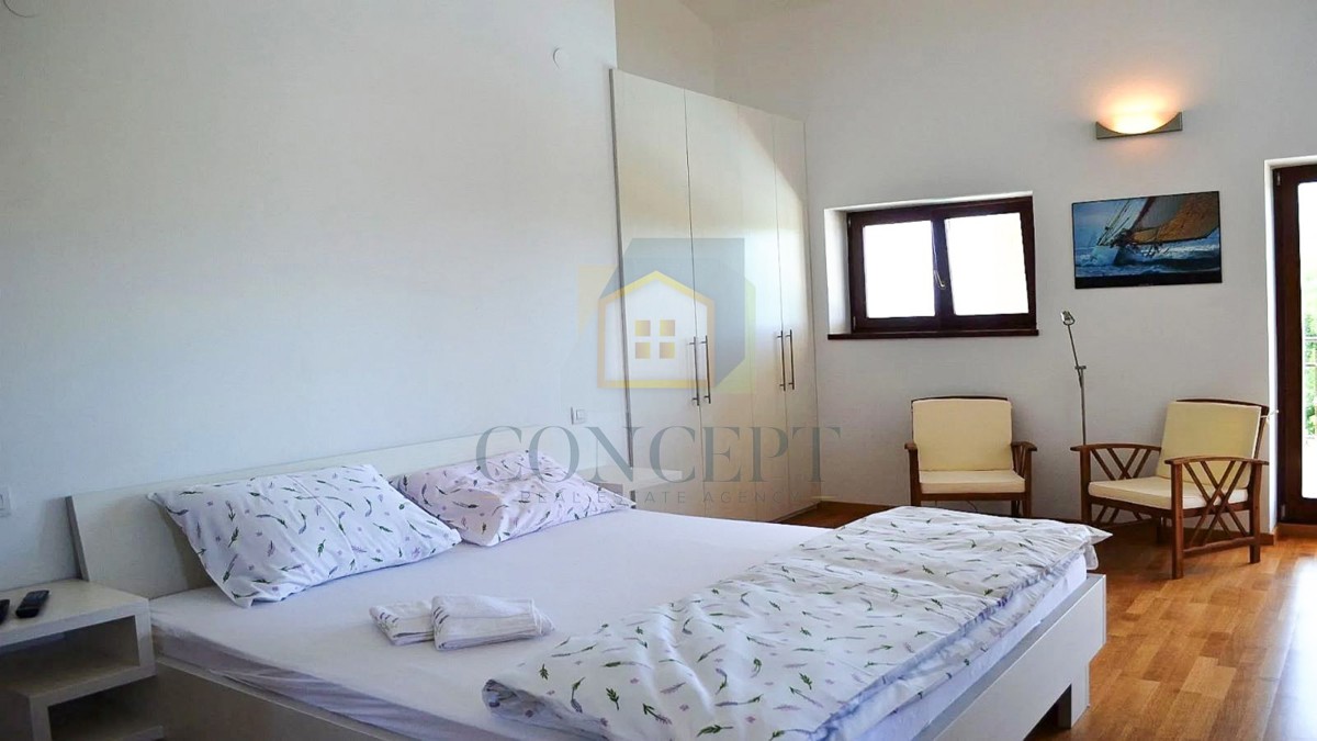 Poreč, širša okolica, Kamena vila s bazenom na mirni lokaciji in pogledom na morje, 19 km od morja