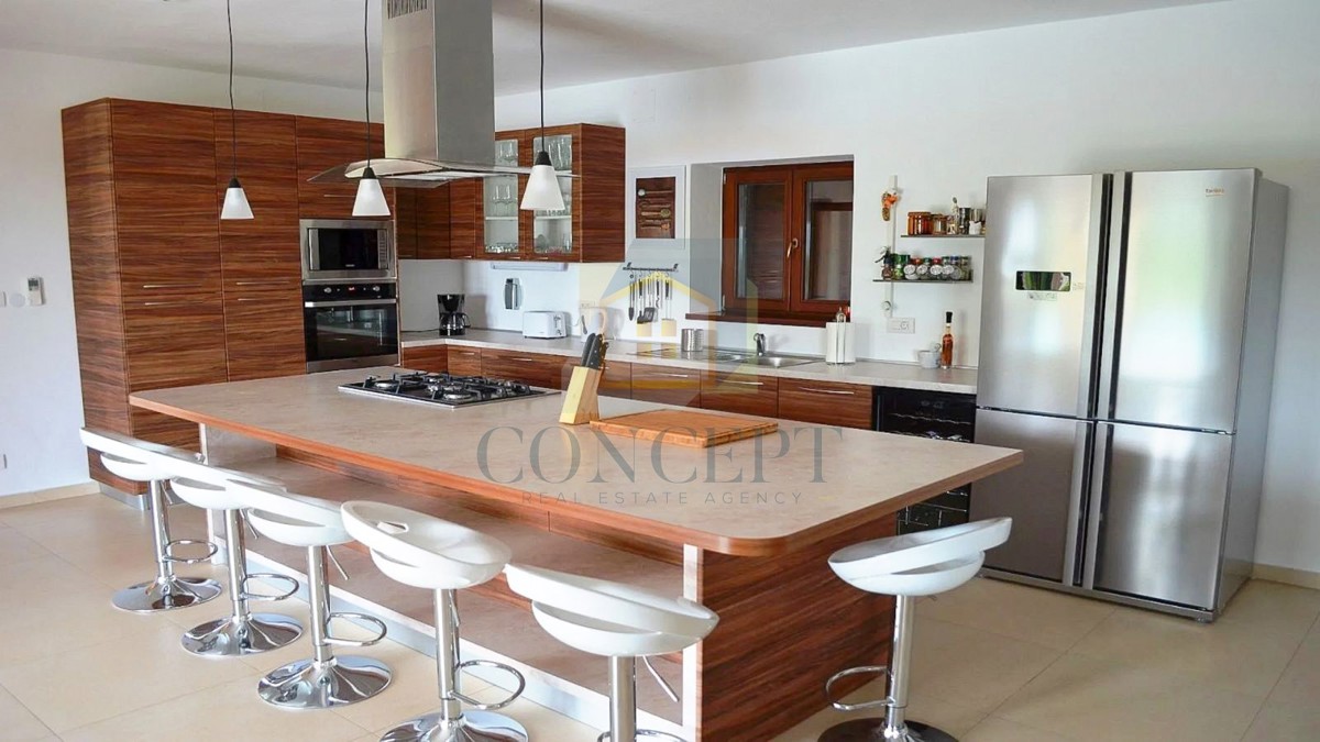 Poreč, širša okolica, Kamena vila s bazenom na mirni lokaciji in pogledom na morje, 19 km od morja