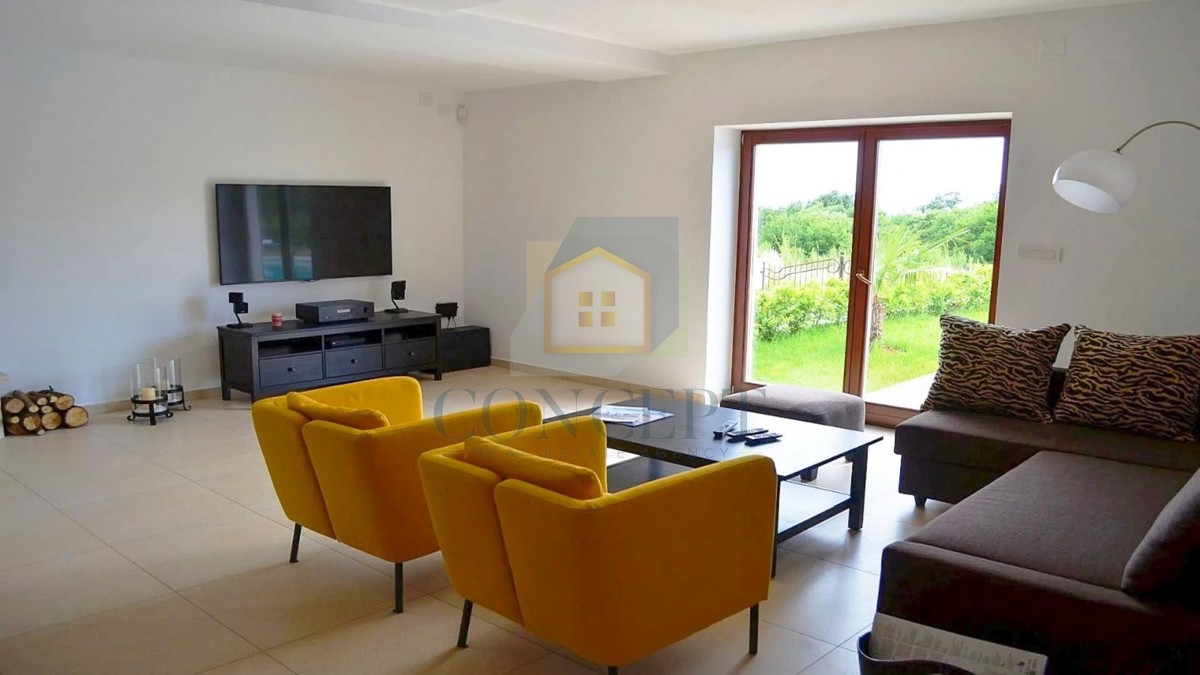 Poreč, širša okolica, Kamena vila s bazenom na mirni lokaciji in pogledom na morje, 19 km od morja