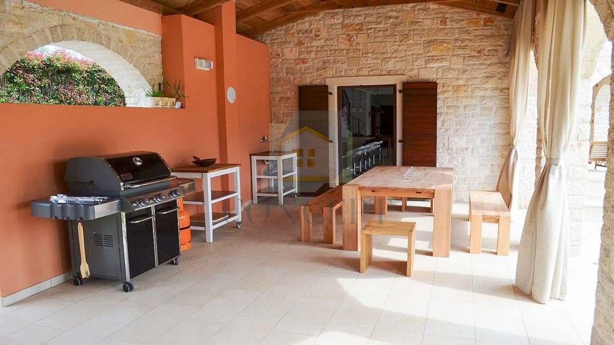 Poreč, širša okolica, Kamena vila s bazenom na mirni lokaciji in pogledom na morje, 19 km od morja