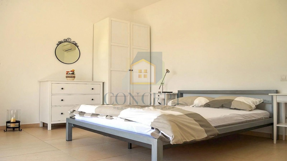 Poreč, širša okolica, Kamena vila s bazenom na mirni lokaciji in pogledom na morje, 19 km od morja