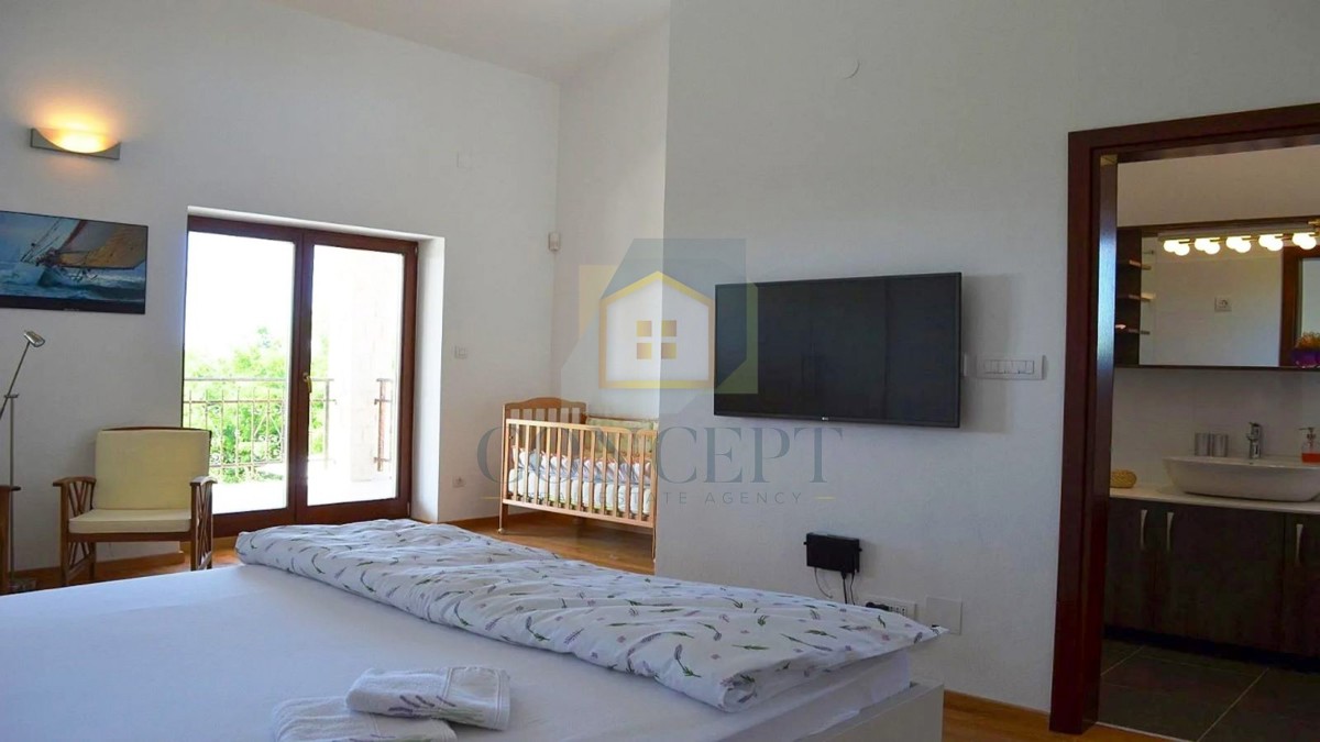 Poreč, širša okolica, Kamena vila s bazenom na mirni lokaciji in pogledom na morje, 19 km od morja