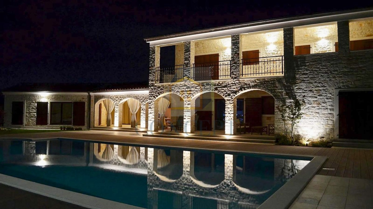 Poreč, širša okolica, Kamena vila s bazenom na mirni lokaciji in pogledom na morje, 19 km od morja