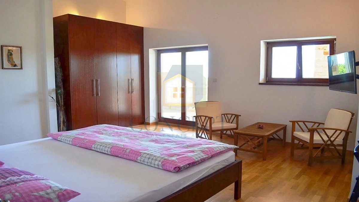 Poreč, širša okolica, Kamena vila s bazenom na mirni lokaciji in pogledom na morje, 19 km od morja