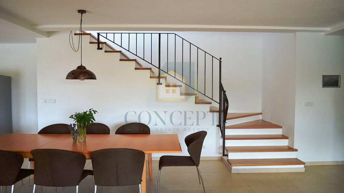 Poreč, širša okolica, Kamena vila s bazenom na mirni lokaciji in pogledom na morje, 19 km od morja