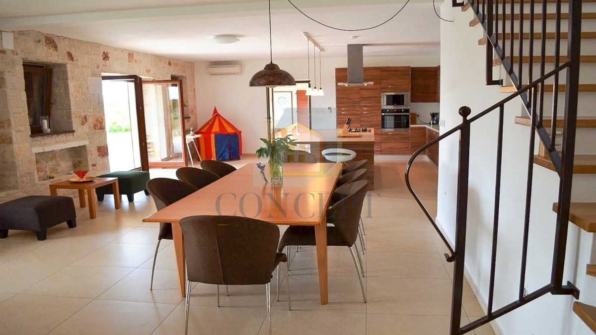 Poreč, širša okolica, Kamena vila s bazenom na mirni lokaciji in pogledom na morje, 19 km od morja