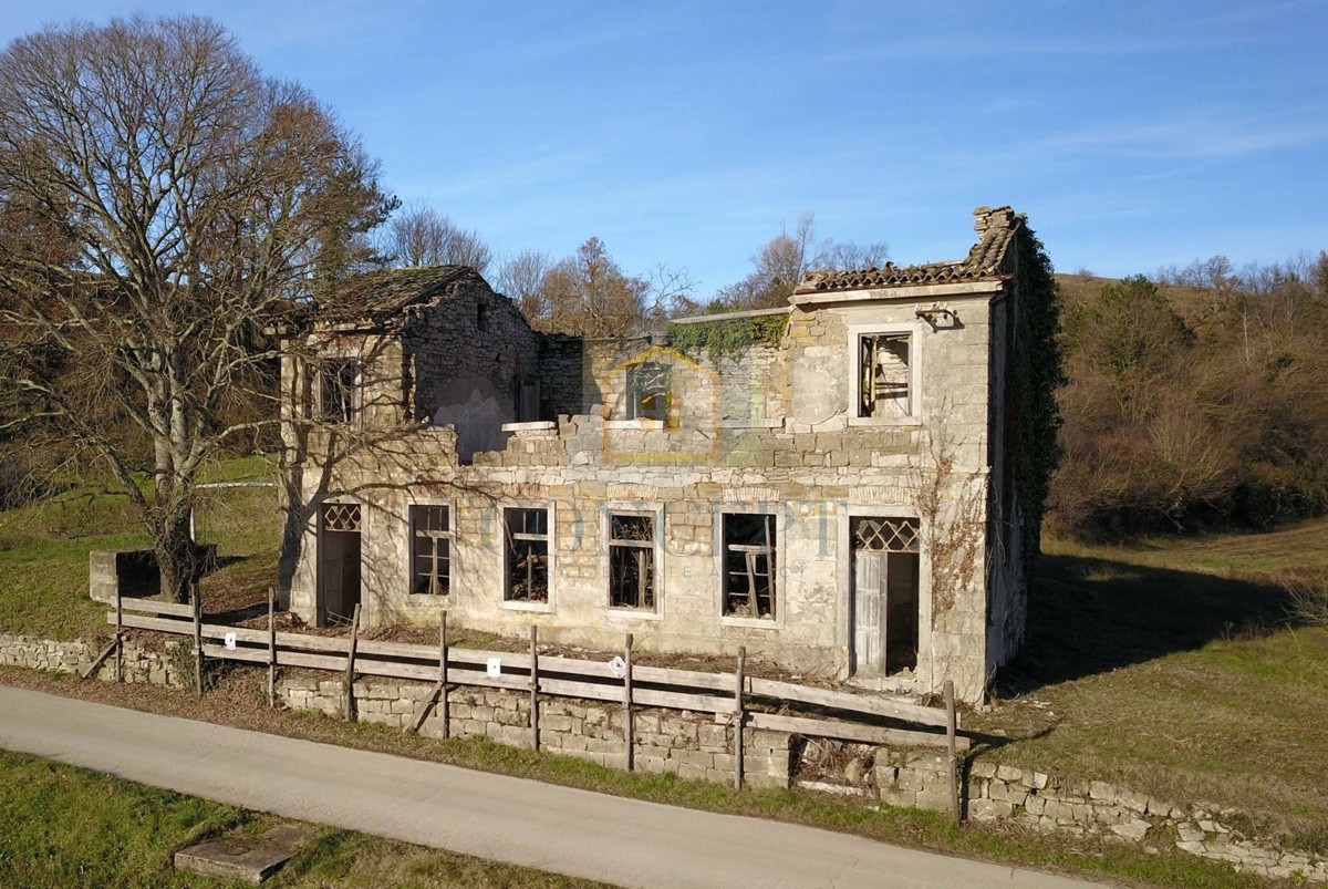 Pazin, Cerovlje, Unikatna vila v renovaciji, mirna lokacija