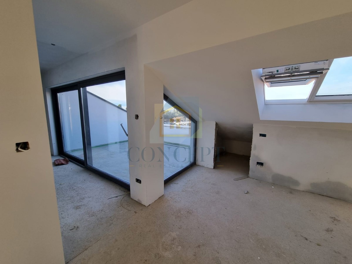 Poreč, center, Stan v novogradnji v 4. nadstropju s pogledom na morje, 200 m od morja