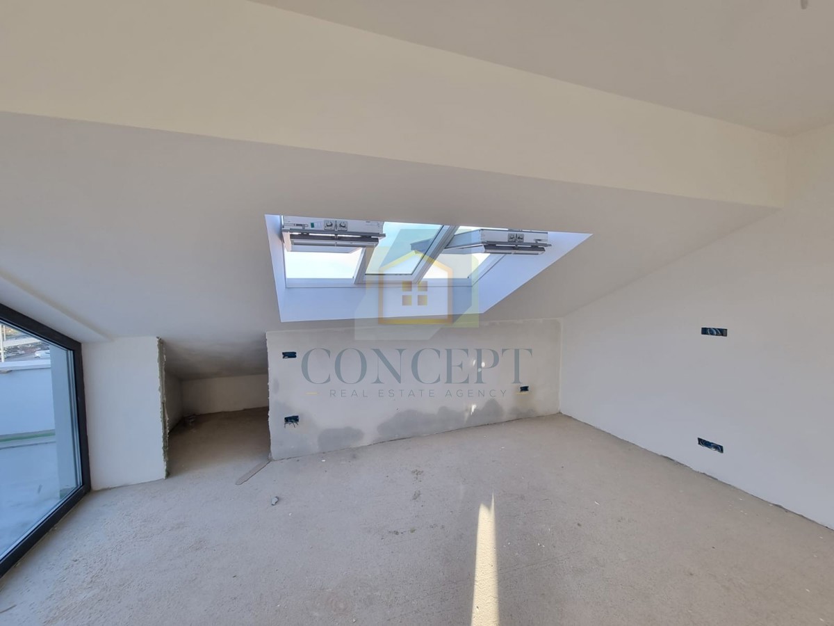 Poreč, center, Stan v novogradnji v 4. nadstropju s pogledom na morje, 200 m od morja