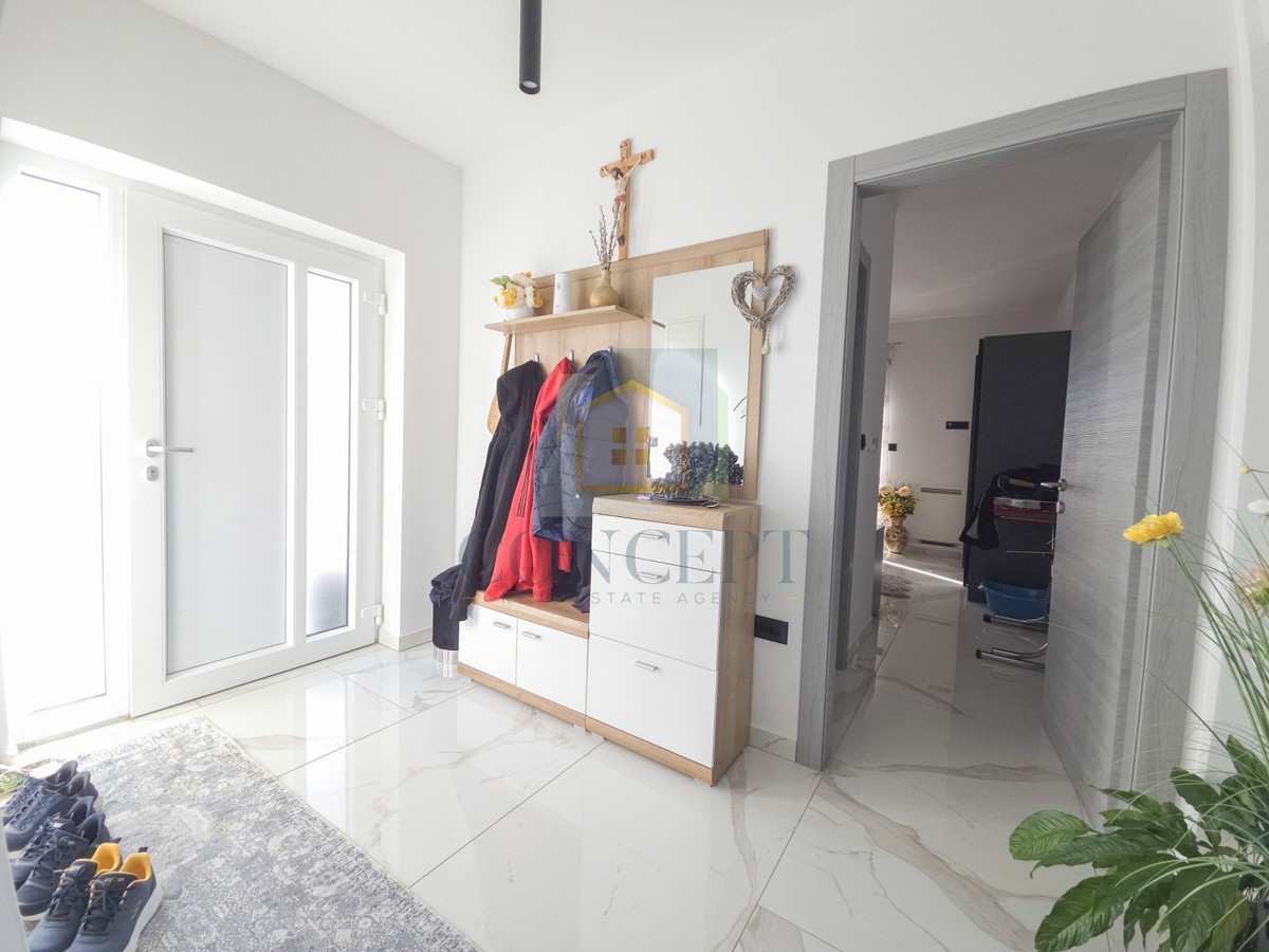 Poreč, okolica, moderna luksuzna vila s bazenom, 12 km od morja