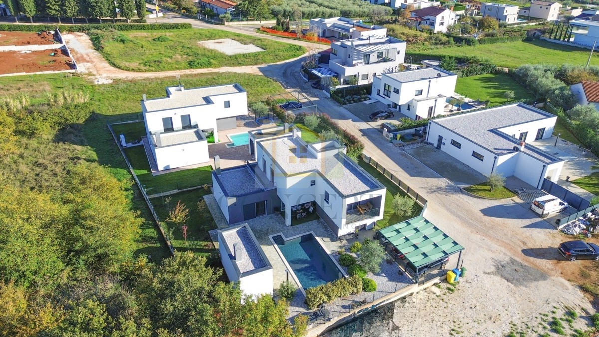 Poreč, okolica, moderna luksuzna vila s bazenom, 12 km od morja