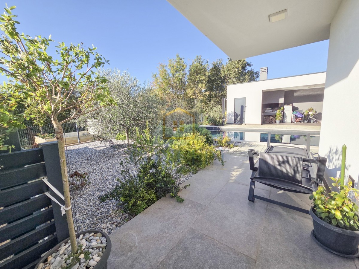 Poreč, okolica, moderna luksuzna vila s bazenom, 12 km od morja