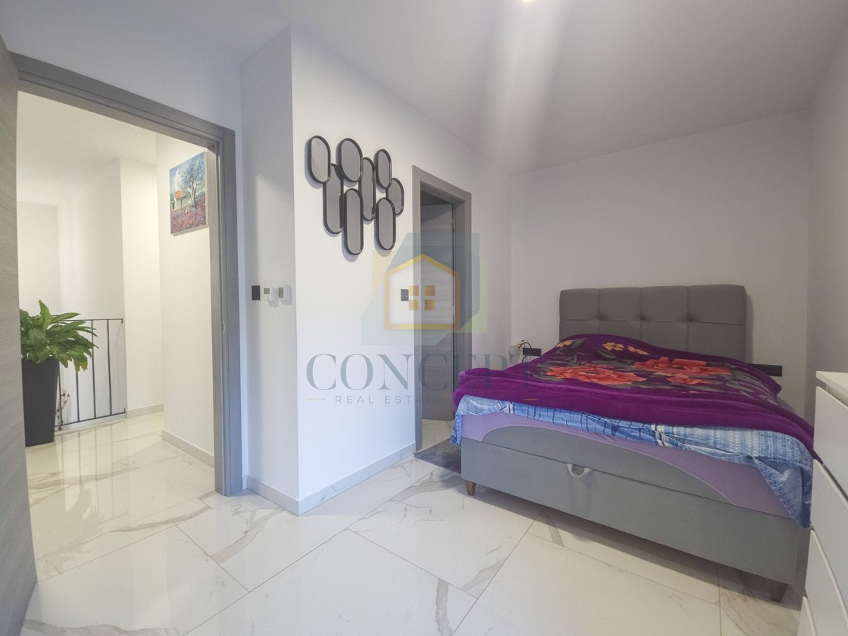 Poreč, okolica, moderna luksuzna vila s bazenom, 12 km od morja