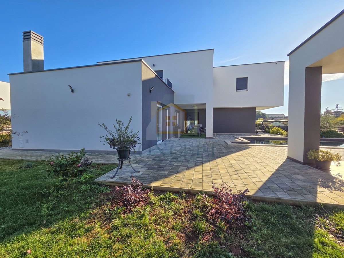 Poreč, okolica, moderna luksuzna vila s bazenom, 12 km od morja