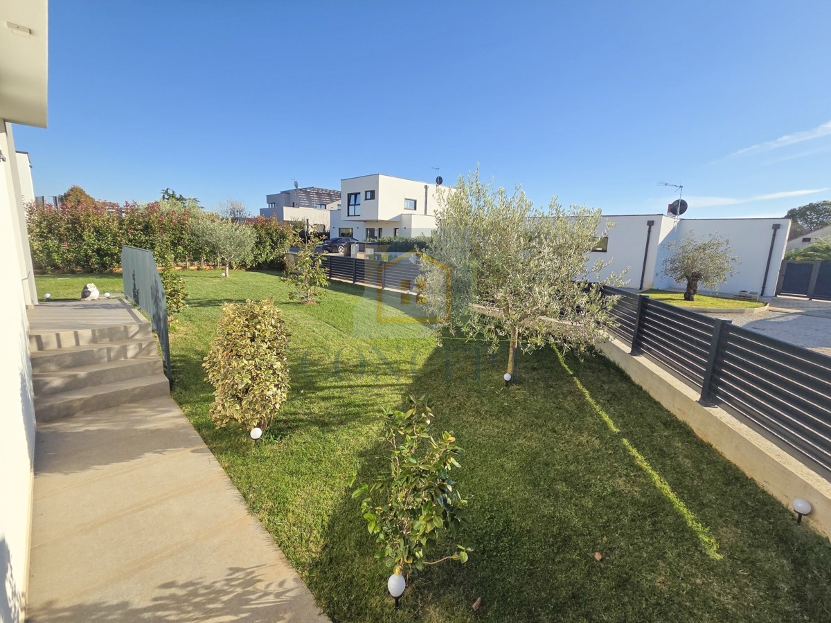 Poreč, okolica, moderna luksuzna vila s bazenom, 12 km od morja