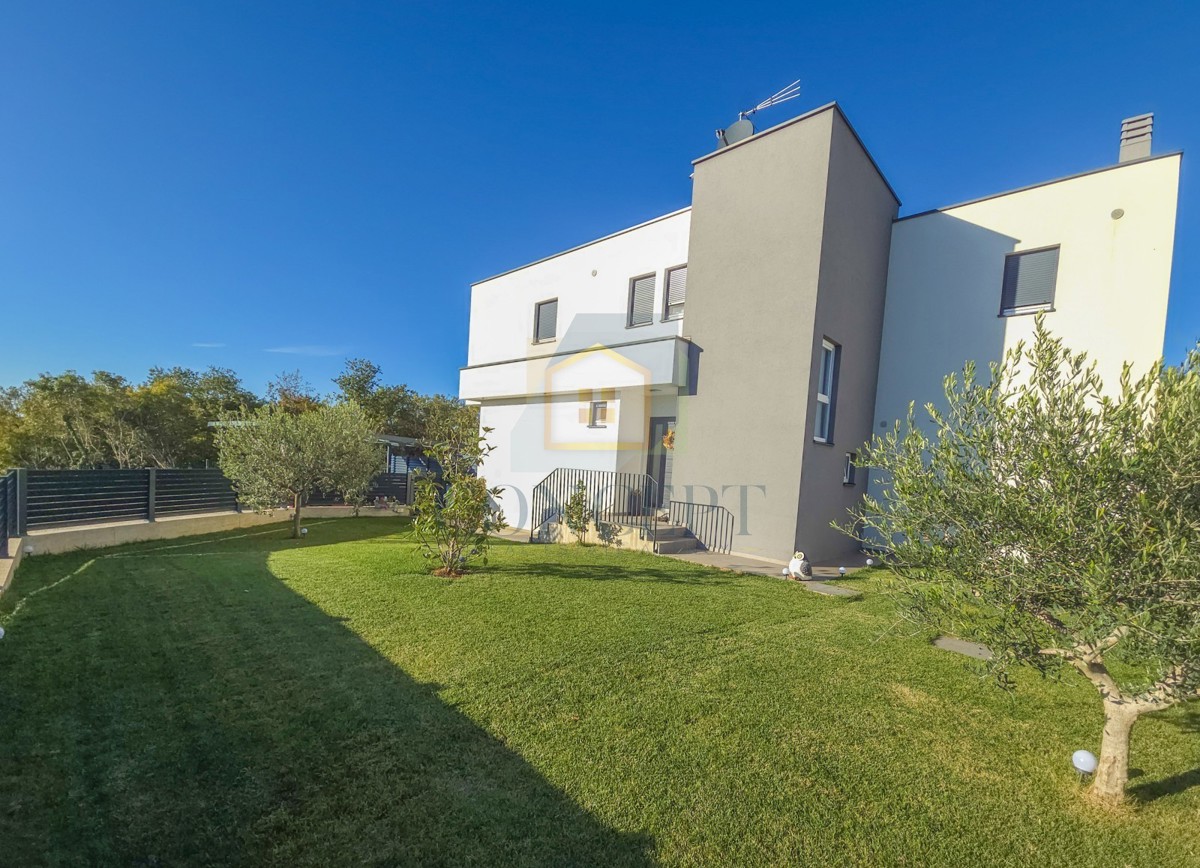 Poreč, okolica, moderna luksuzna vila s bazenom, 12 km od morja