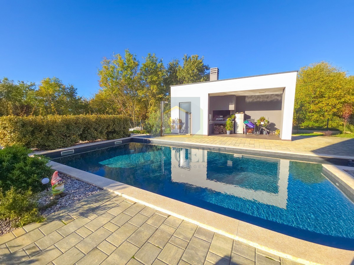 Poreč, okolica, moderna luksuzna vila s bazenom, 12 km od morja