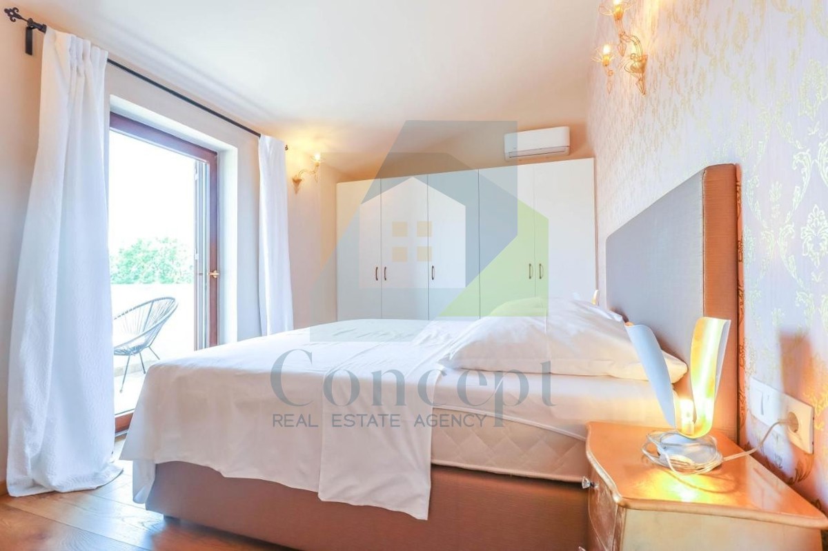 Poreč, okolica, Kamena hiša s bazenom in 4 spalnice 12 km od morja