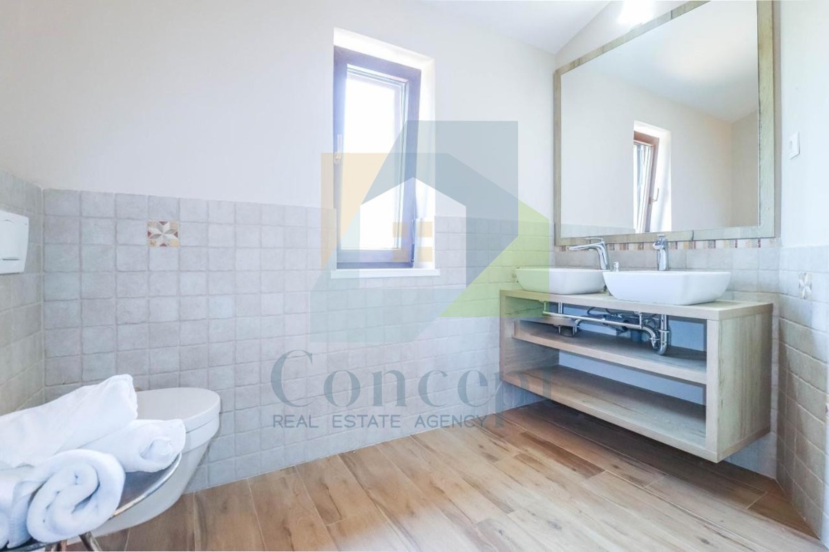 Poreč, okolica, Kamena hiša s bazenom in 4 spalnice 12 km od morja