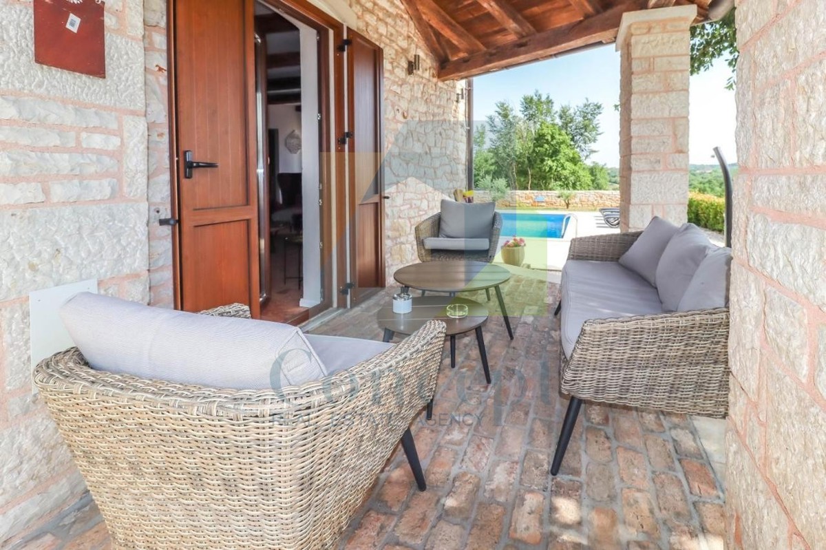 Poreč, okolica, Kamena hiša s bazenom in 4 spalnice 12 km od morja