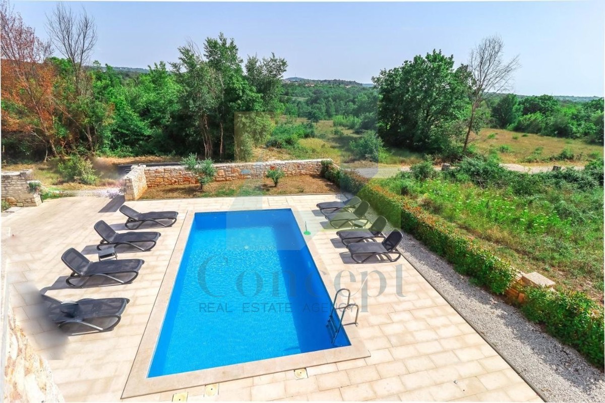 Poreč, okolica, Kamena hiša s bazenom in 4 spalnice 12 km od morja