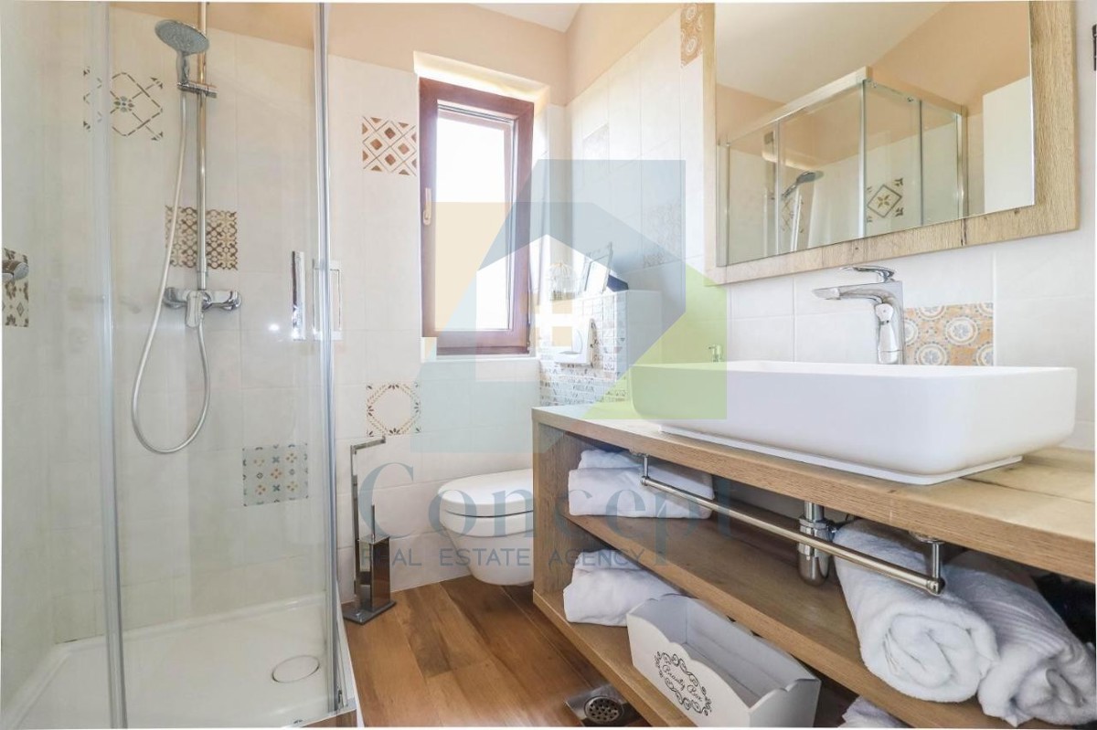 Poreč, okolica, Kamena hiša s bazenom in 4 spalnice 12 km od morja