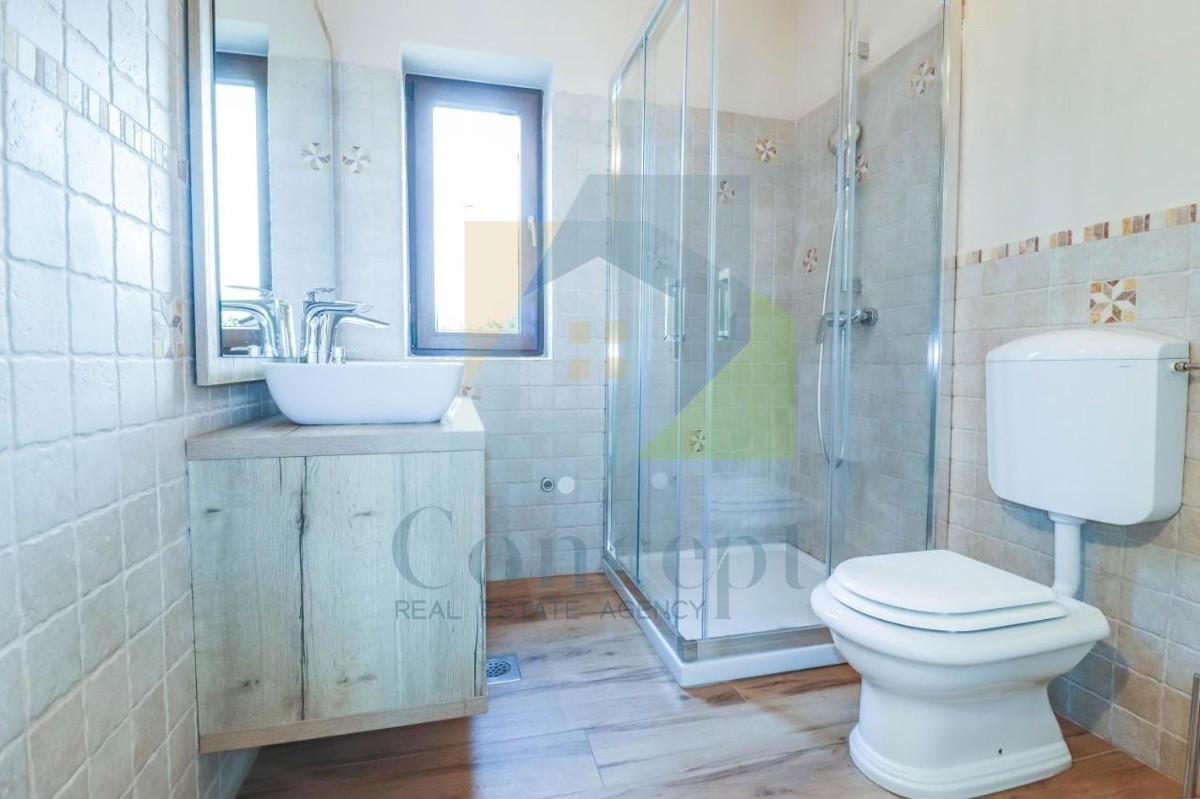 Poreč, okolica, Kamena hiša s bazenom in 4 spalnice 12 km od morja