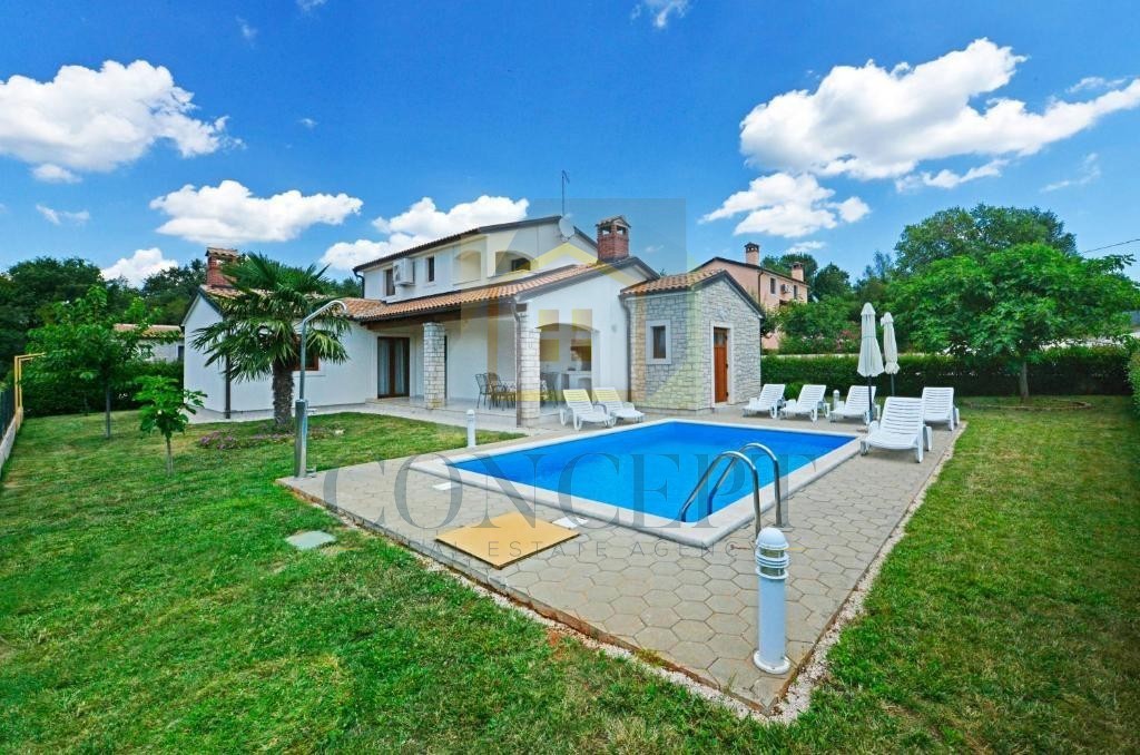 Poreč, okolica, Samostoječa hiša s bazenom na mirni lokaciji, 19 km od morja