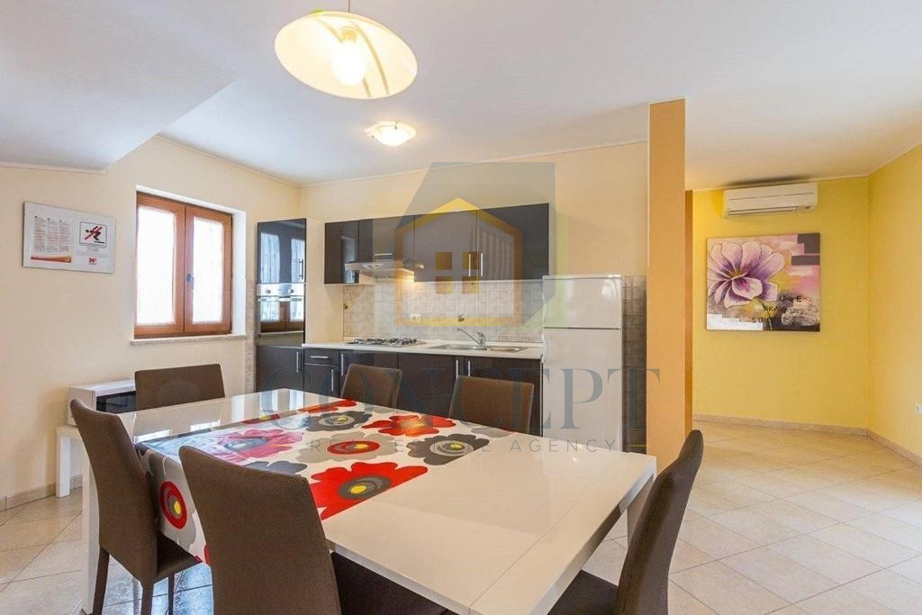 Poreč, okolica, Samostoječa hiša s bazenom na mirni lokaciji, 19 km od morja