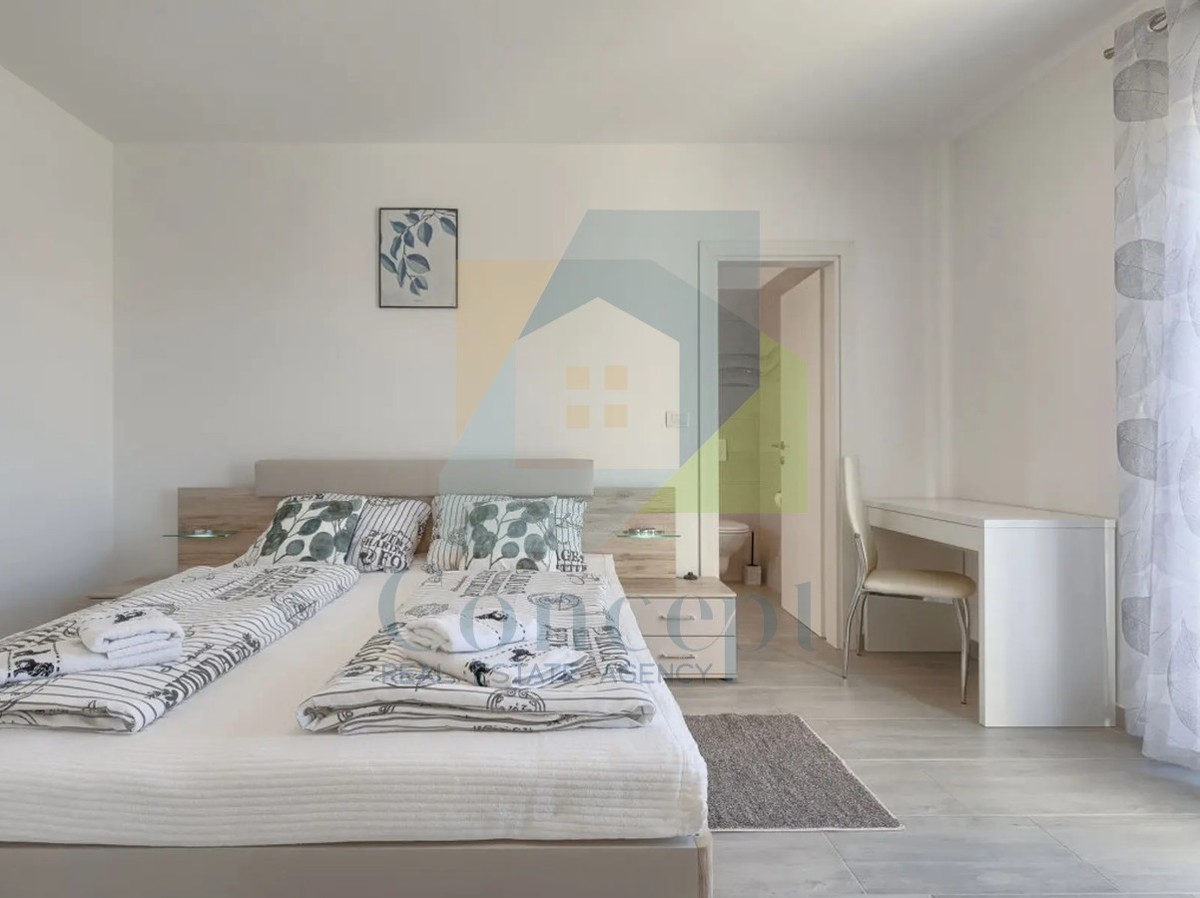 Poreč, okolica, Hiša s bazenom v mirni naselji 5 km od morja