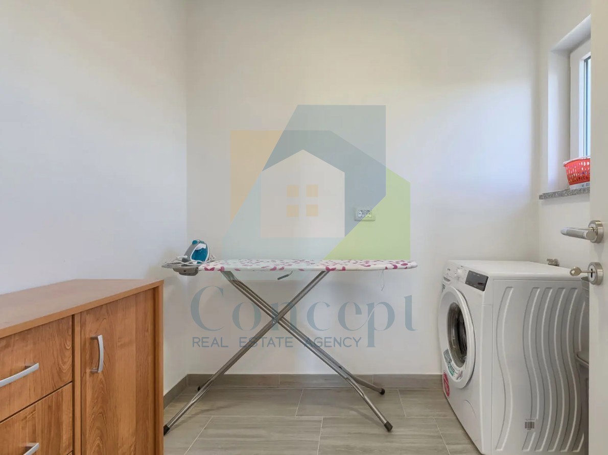 Poreč, okolica, Hiša s bazenom v mirni naselji 5 km od morja