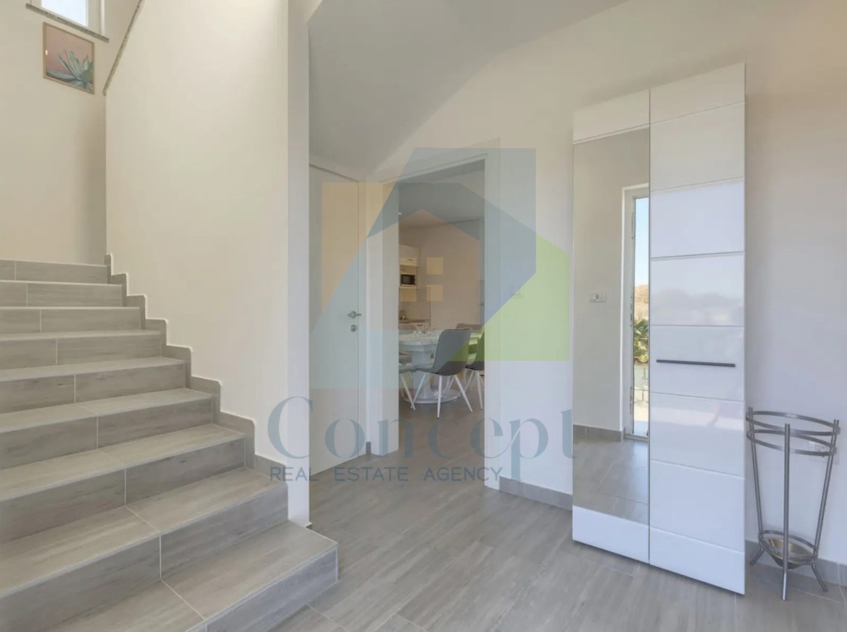 Poreč, okolica, Hiša s bazenom v mirni naselji 5 km od morja