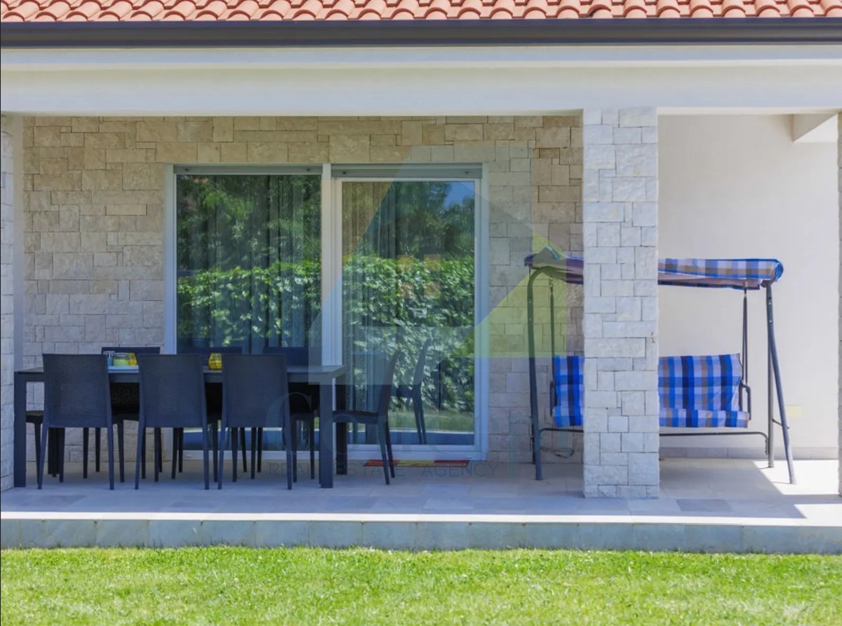 Poreč, okolica, Hiša s bazenom v mirni naselji 5 km od morja