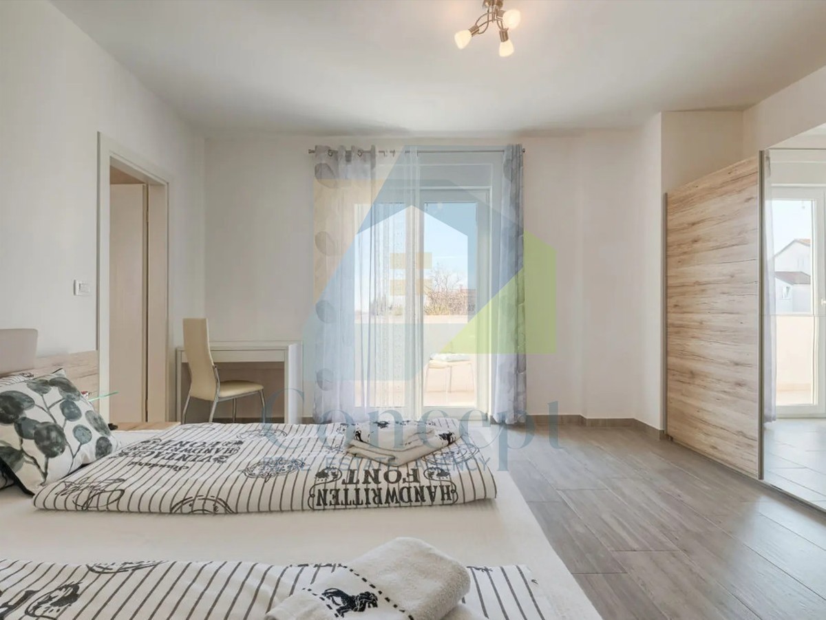 Poreč, okolica, Hiša s bazenom v mirni naselji 5 km od morja